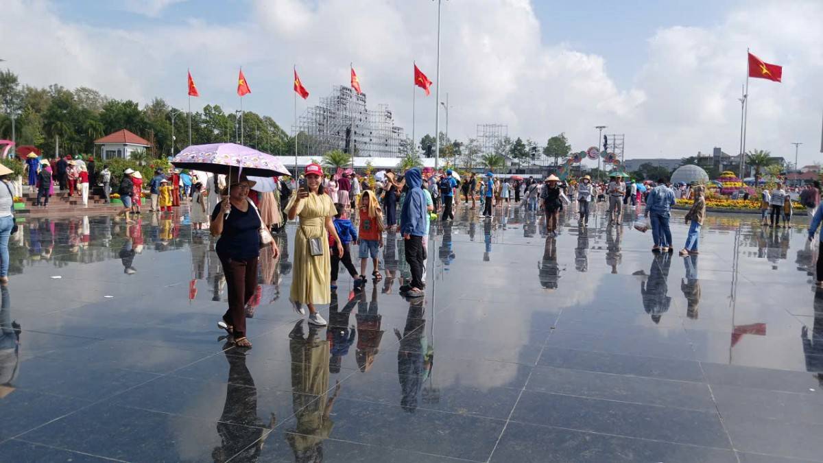 Biển người đổ về Lễ hội hoa Sa Đéc lần thứ II