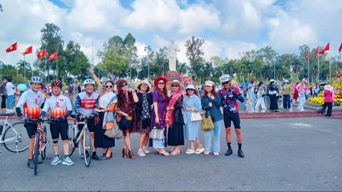 Biển người đổ về Lễ hội hoa Sa Đéc lần thứ II