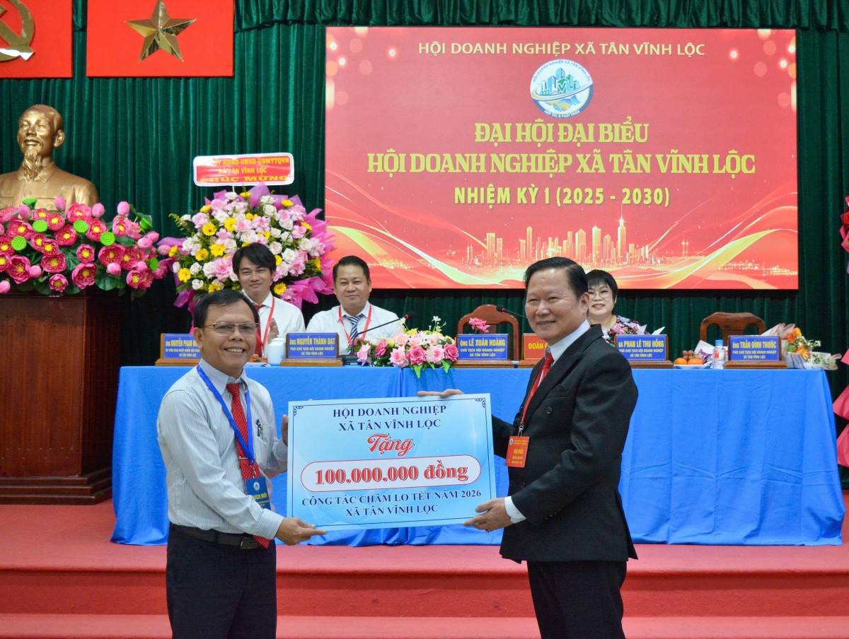 Trong đại hội Hôm nay, Hội Doanh nghiệp xã Tân Vĩnh Lộc có trao tặng 100 triệu đến UBND xã Tân Vĩnh Lộc để thực hiện công tác chăm lo Tết 2026. Trân trọng kính mời ông Lê Xuân Hoàng, Chủ tịch Hội Doanh nghiệp xã Tân Vĩnh Lộc lên trao tặng; kính mời bà Hồ Ngọc Hiếu, Phó Chủ tịch UBND xã lên nhận biểu trưng.