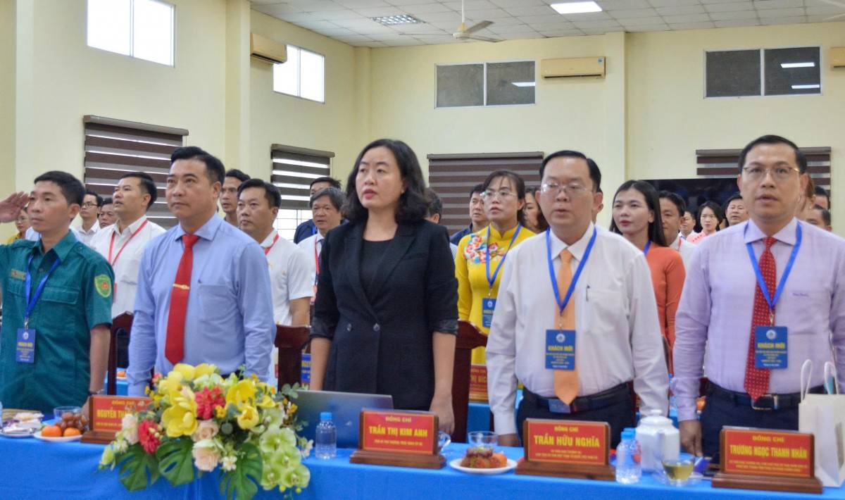 Các đại biểu làm lễ chào cờ, hát Quốc ca trước khi khai mạc Đại hội (Ảnh