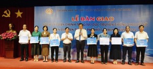 TP. Hồ Chí Minh trao hơn 10.600 bản sách cho cơ sở, lan tỏa văn hóa đọc và giáo dục truyền thống