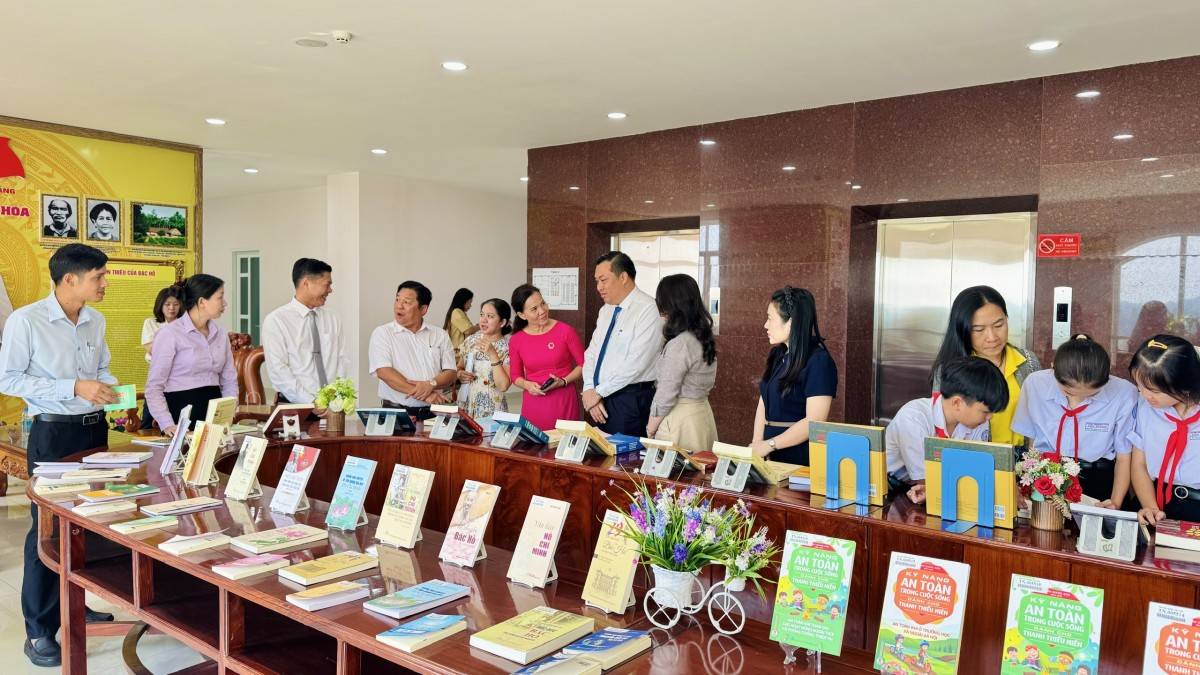 TP. Hồ Chí Minh trao hơn 10.600 bản sách cho cơ sở, lan tỏa văn hóa đọc và giáo dục truyền thống