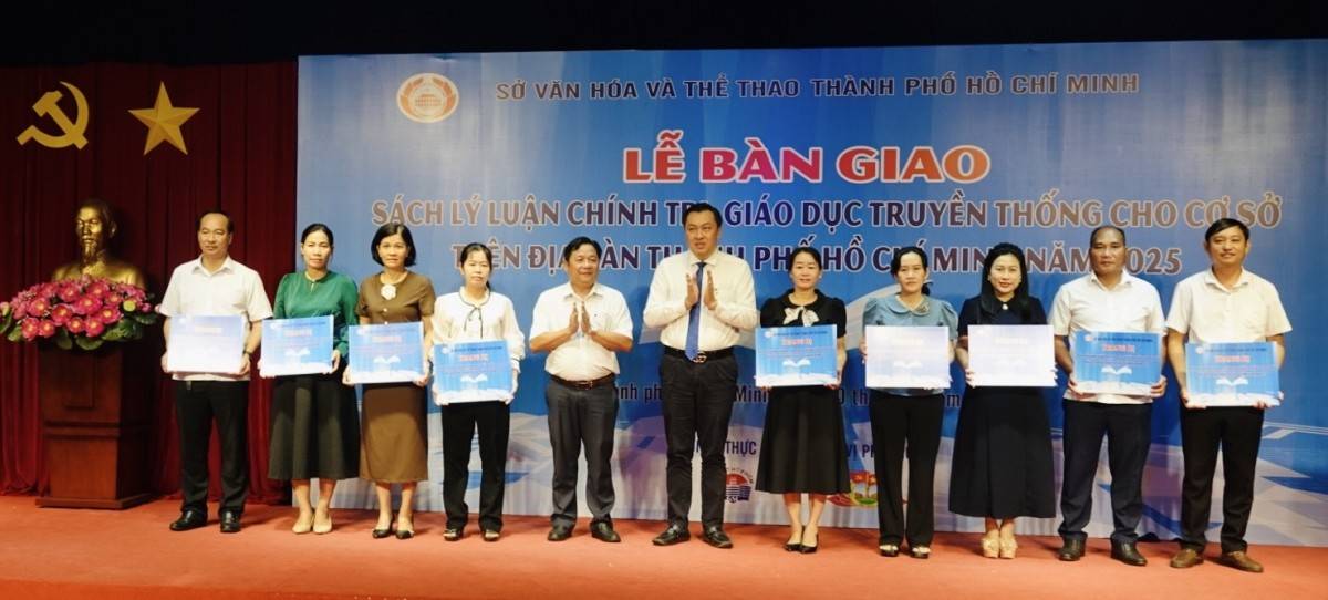 TP. Hồ Chí Minh trao hơn 10.600 bản sách cho cơ sở, lan tỏa văn hóa đọc và giáo dục truyền thống