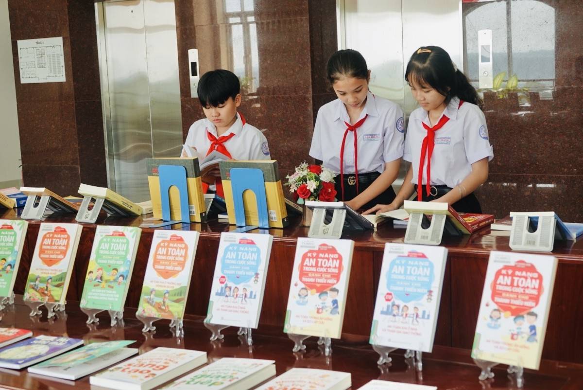 TP. Hồ Chí Minh trao hơn 10.600 bản sách cho cơ sở, lan tỏa văn hóa đọc và giáo dục truyền thống