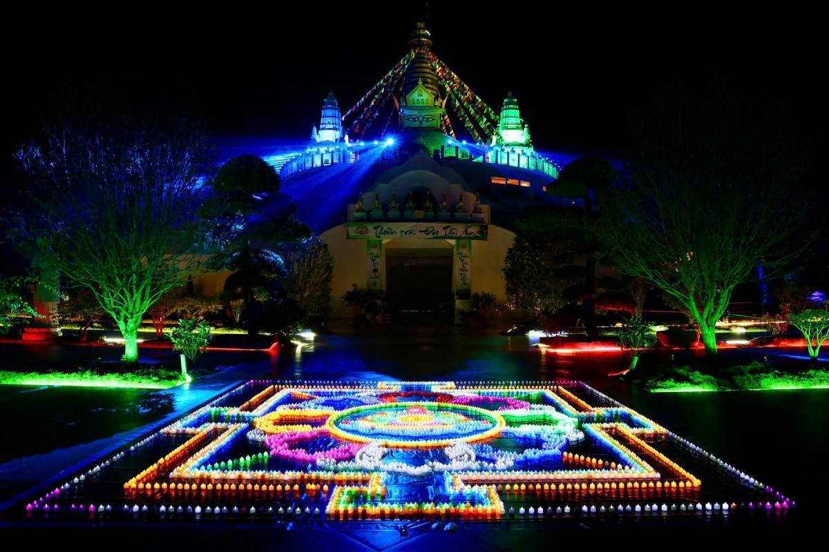  Hàng nghìn ngọn đèn được xếp theo đồ hình Mandala