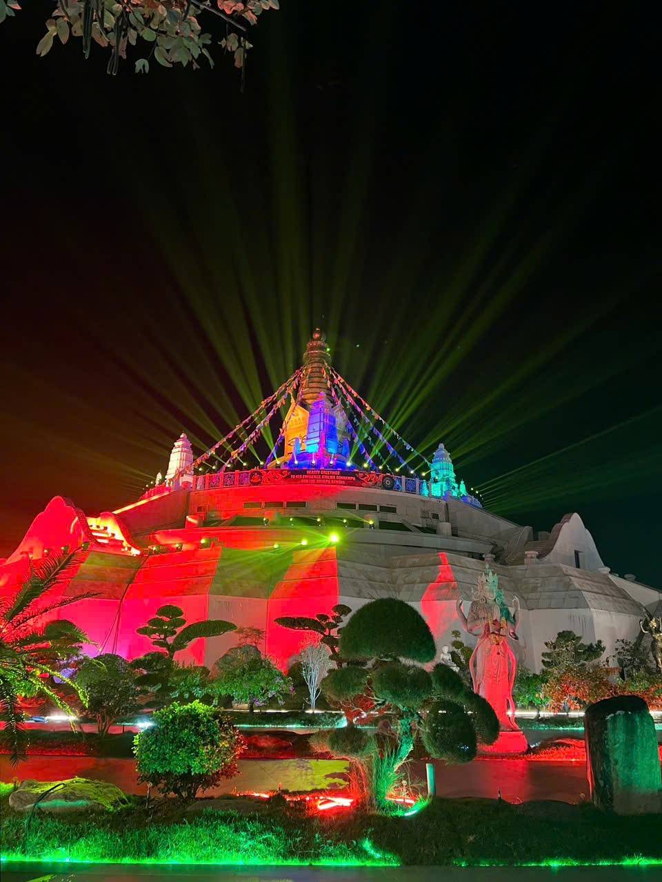Lễ hội ánh sáng đón năm mới 2026 tại Đại Bảo tháp MandalaTây Thiên