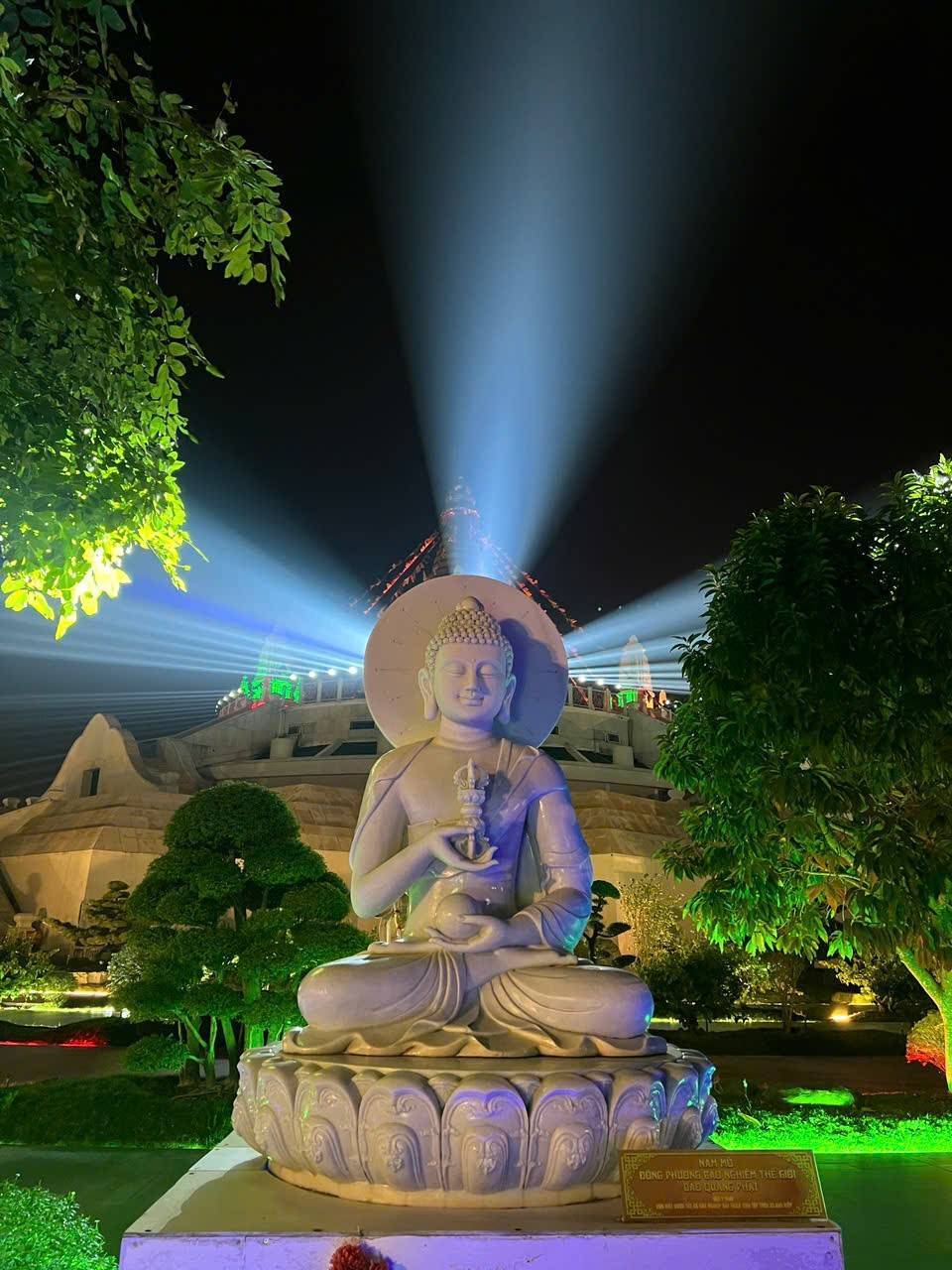 Lễ hội ánh sáng đón năm mới 2026 tại Đại Bảo tháp MandalaTây Thiên