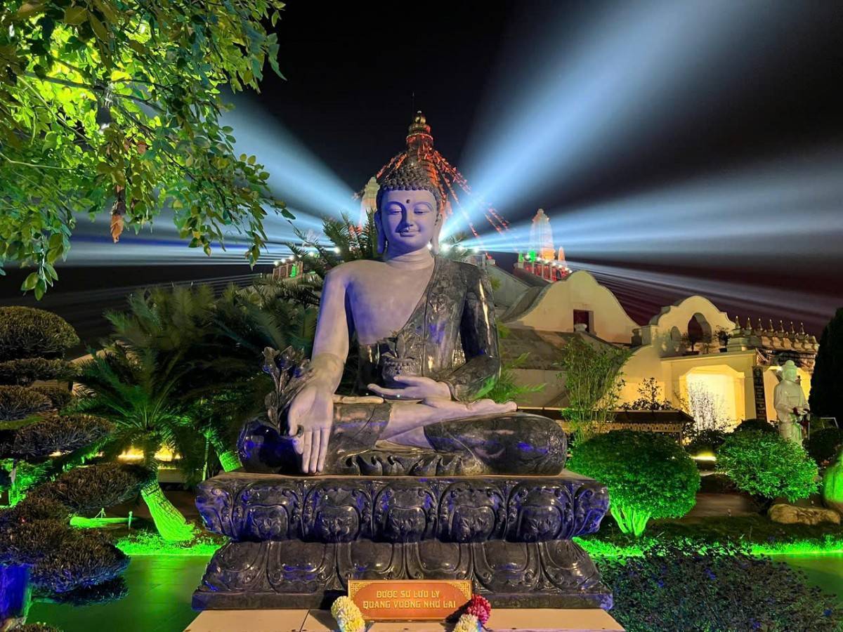 Lễ hội ánh sáng đón năm mới 2026 tại Đại Bảo tháp MandalaTây Thiên