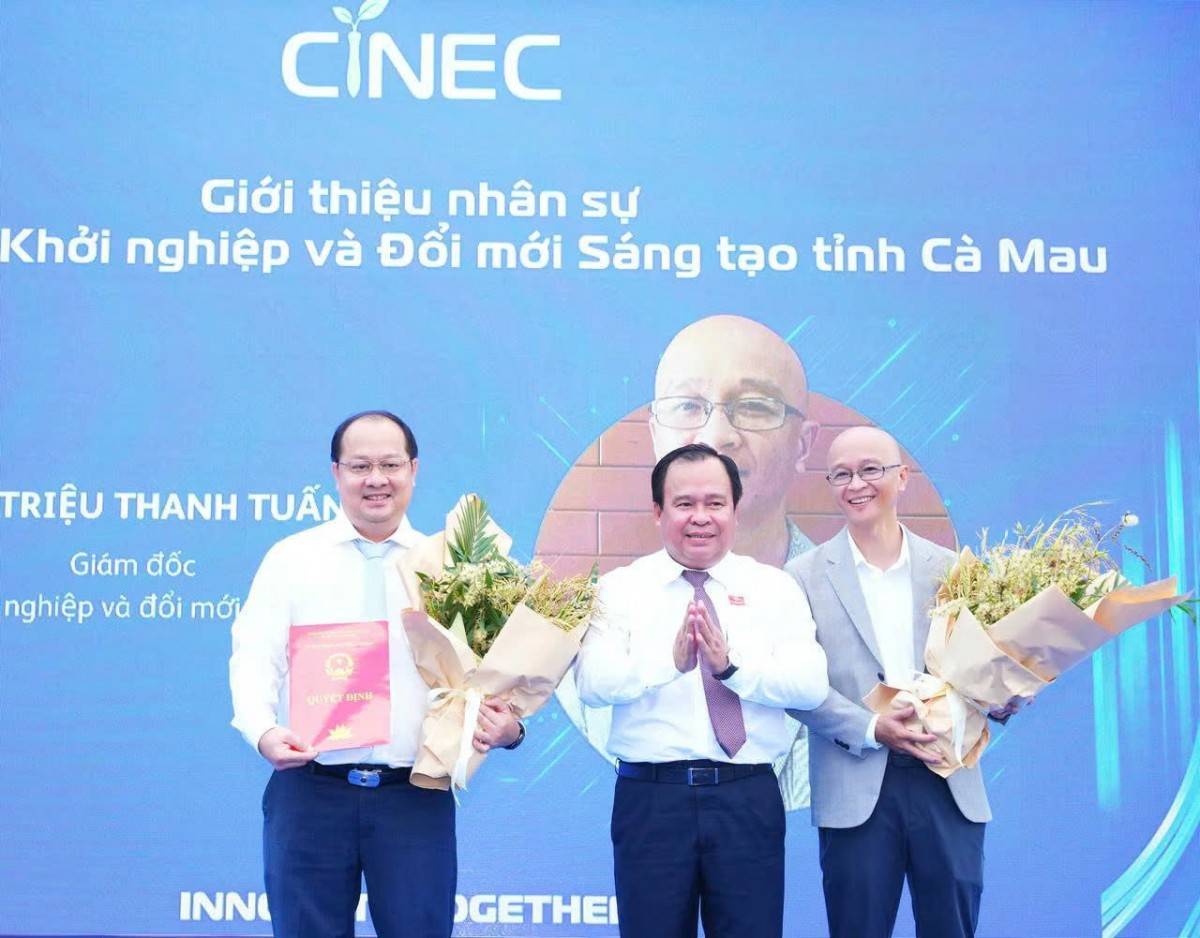 Ông Nguyễn Minh Luân - Ủy viên Ban Thường vụ Tỉnh ủy, Phó Chủ tịch UBND tỉnh Cà Mau trao Quyết định và hoa chúc mừng Ban Giám đốc Trung tâm Đổi mới sáng tạo và Khởi nghiệp – CiNE