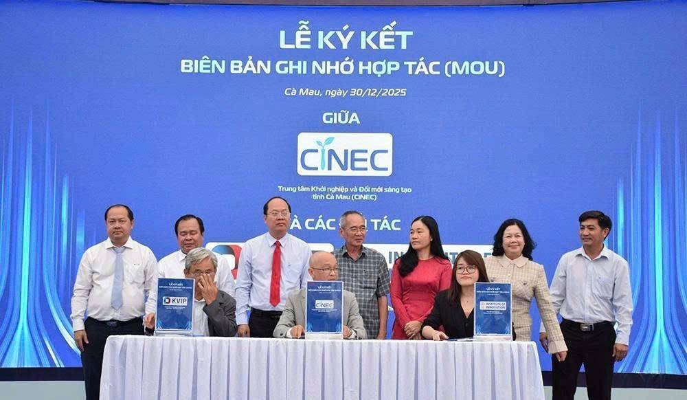 đại diện Trung tâm Khởi nghiệp và Đổi mới sáng tạo tỉnh Cà Mau đã ký kết, ghi nhớ hợp tác với một số đơn vị, doanh nghiệp công nghệ trong và ngoài tỉnh