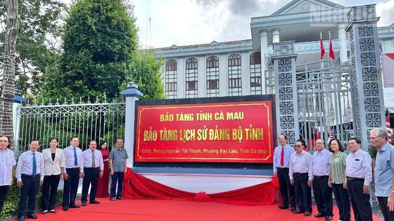 Các đồng chí lãnh đạo tỉnh Cà Mau tại Lễ cắt băng công bố thành lập Bảo tàng Lịch sử Đảng bộ tỉnh.