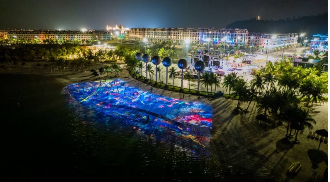 Cả không gian bừng tỉnh trong từng lớp ánh sáng qua màn trình diễn 3D Mapping sống động. (Nguồn Dragon Ocean Đồ Sơn)