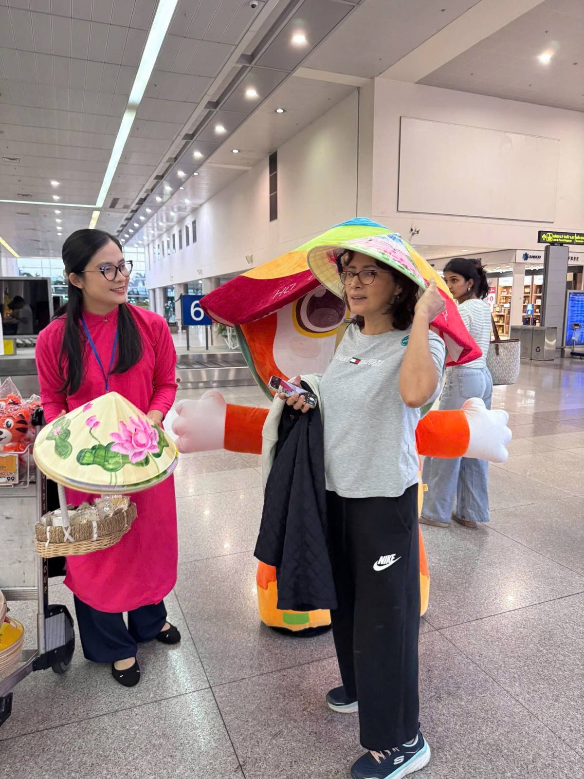 Những món quà mang đậm bản sắc TP. Hồ Chí Minh như nón lá,