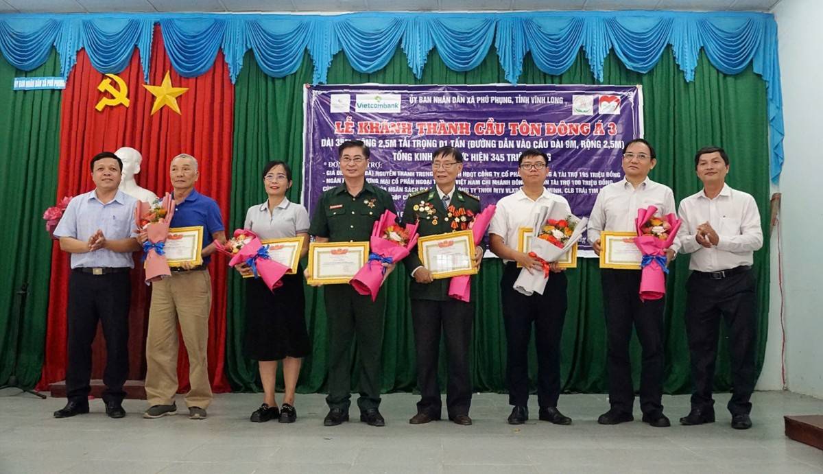 Các nhà tài trợ nhận hoa và thư cảm ơn từ xã Phú Phụng, Vii4nh Long.