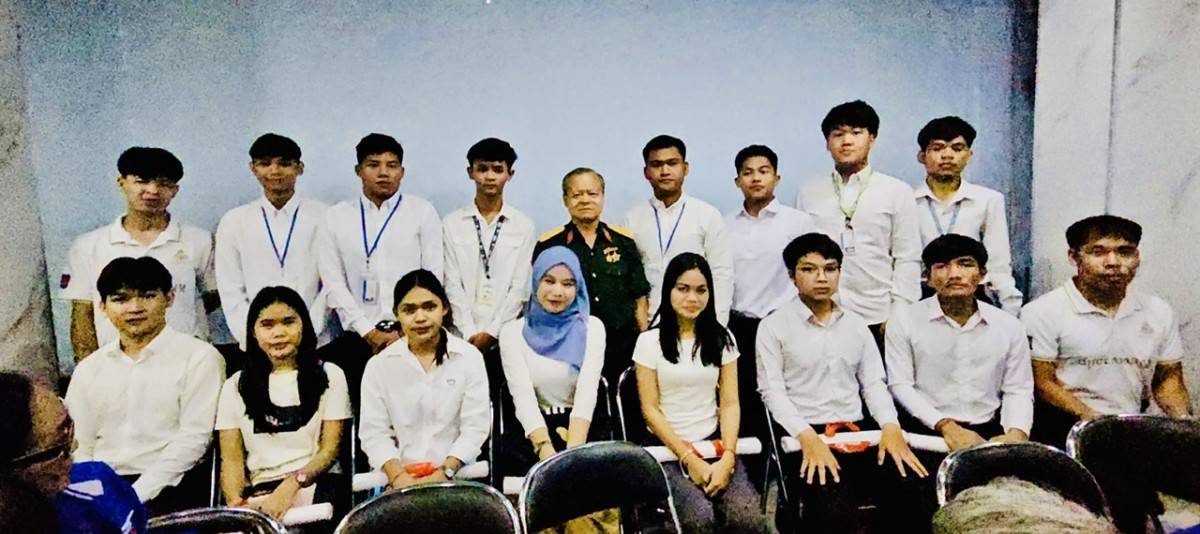 Đại tá Trần Văn Thông - Ủy viên Ban Thường Vụ Trung ương Hội Hữu nghị Việt Nam - Campuchia chụp ảnh chung với các em sinh viên Campuchia hiện đang theo học các trường Đại học tại TP Hồ Chí Minh.