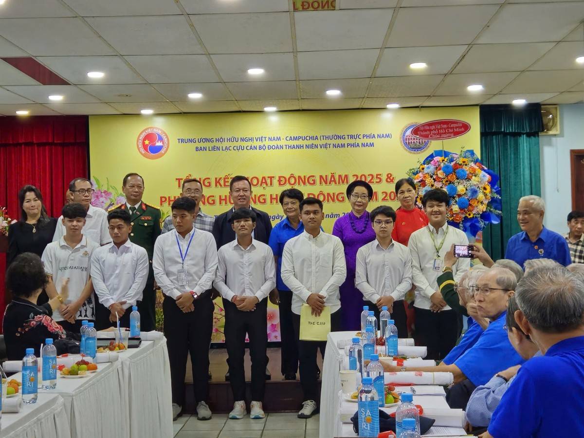 Cha mẹ đỡ đầu tại Việt Nam cùng các lưu học sinh Campuchia.