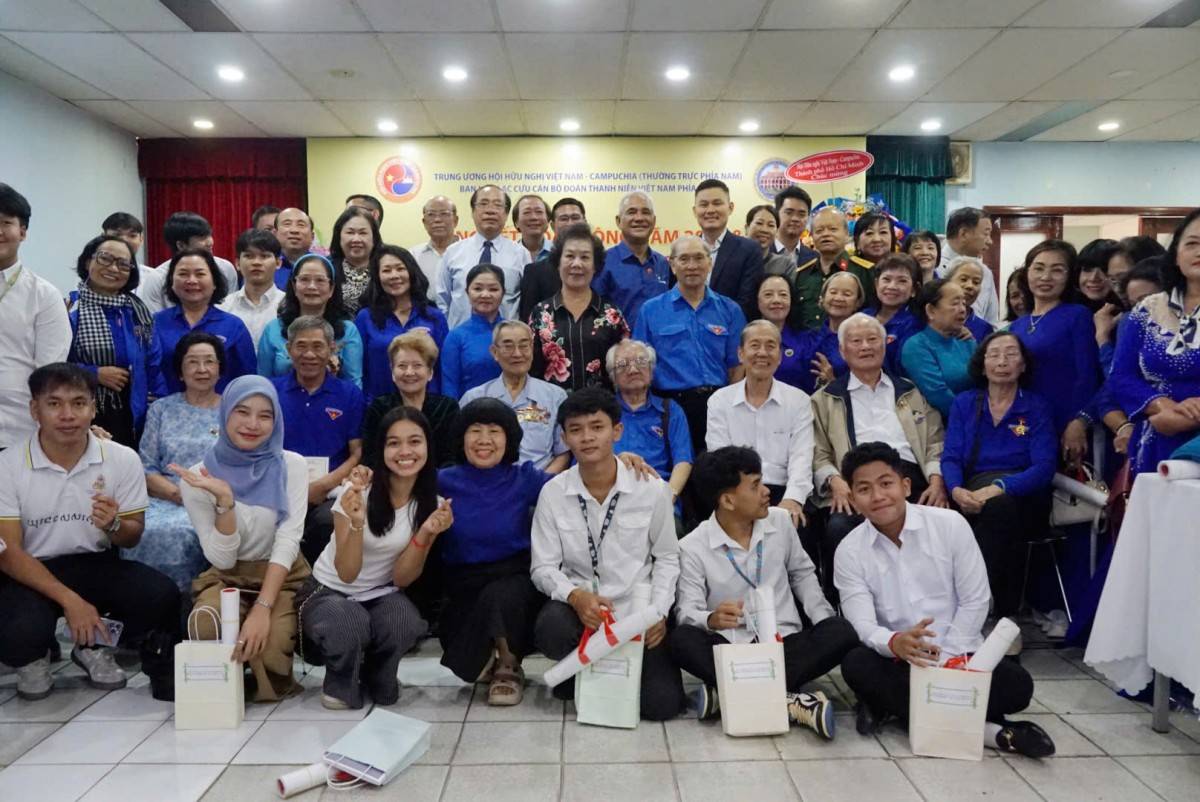 Các khách mời, đại biểu và lưu học sinh Campuchia tại Việt Nam chụp ảnh kỷ niệm tại hội nghị.