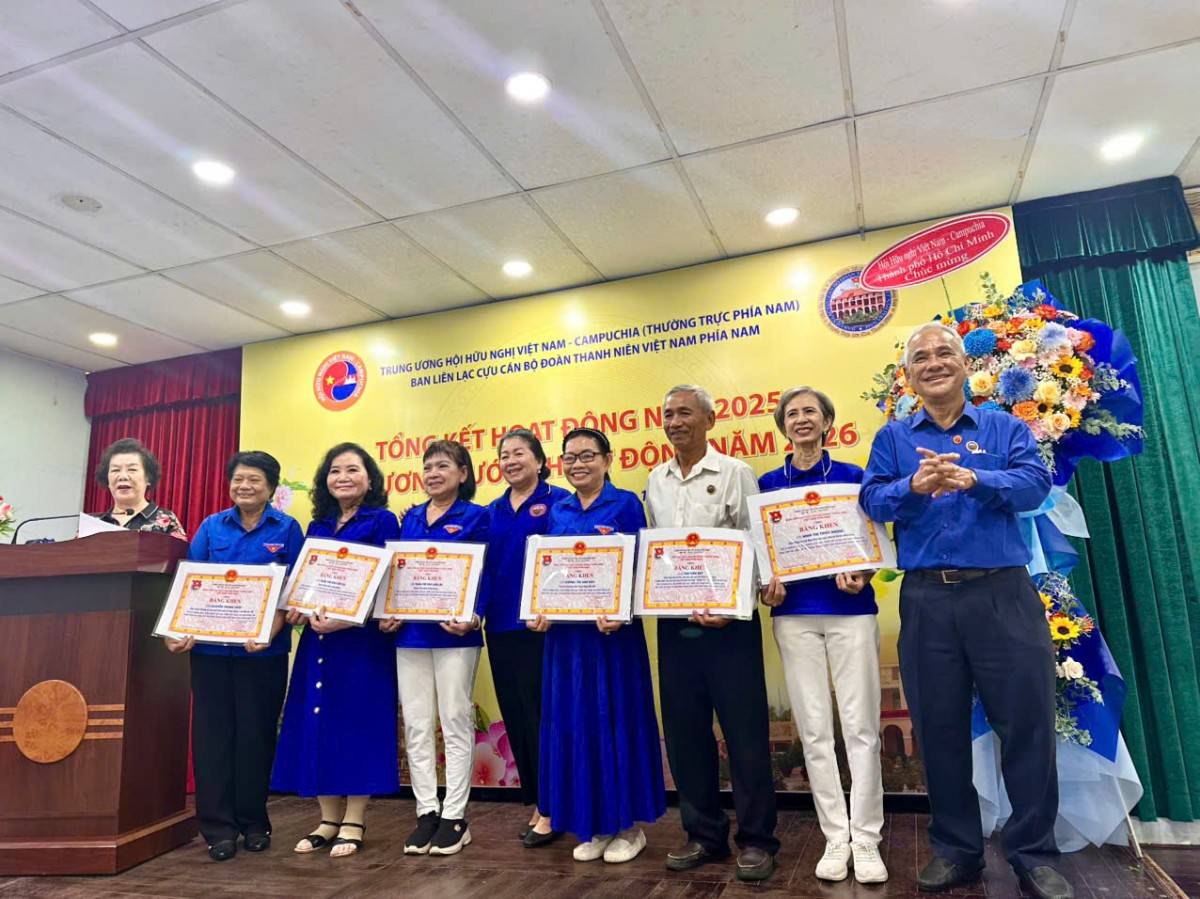 Trao tặng Bằng khen của Ban liên lạc Cựu các bộ Đoàn Thanh niên Việt Nam