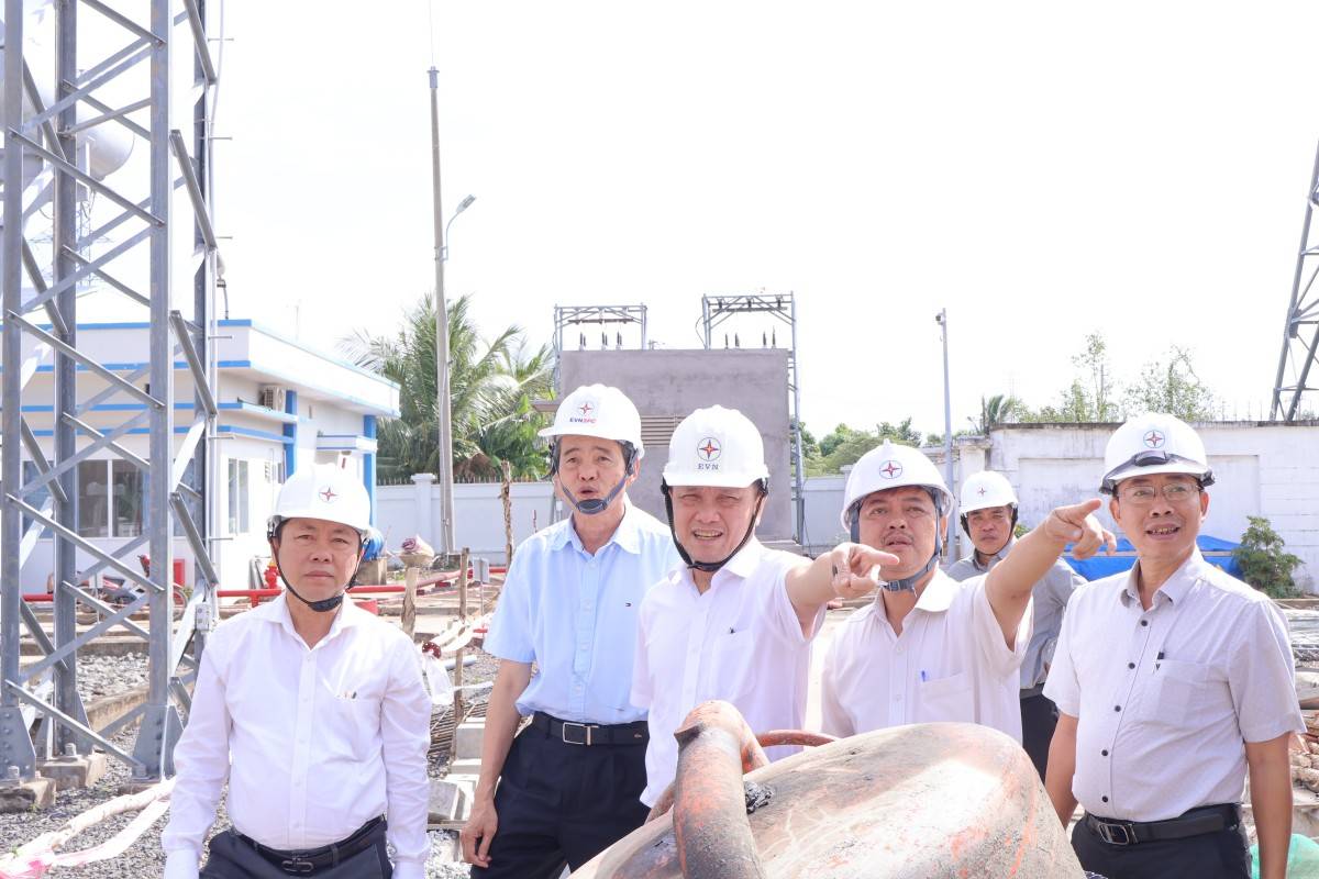Tổng giám đốc EVNSPC Nguyễn Phước Đức (đứng giữa) và Thành viên HĐTV Lê Xuân Hải (thứ 2 từ trái sang) đôn đốc các dự án trên địa bàn tỉnh Vĩnh Long.