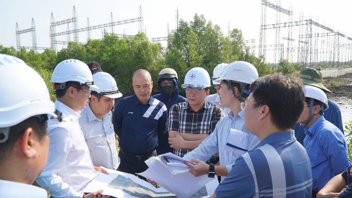 Lãnh đạo EVNSPC luôn sát sao, tháo gỡ kịp thời các khó khăn cho từng dự án. Trong ảnh: Chủ tịch HĐTV EVNSPC Lê Văn Trang (áo carô) nghe báo cáo tiến độ thi công các dự án trên địa bàn tỉnh Cà Mau.