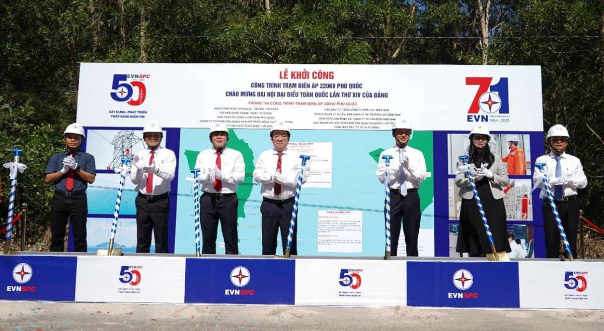 Các đại biểu thực hiện nghi thức khởi công Trạm biến áp 220kV Phú Quốc (tỉnh An Giang).