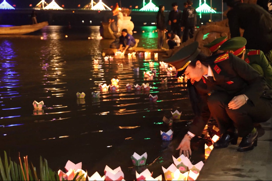 Quảng Trị: Linh thiêng đêm hoa đăng tri ân các Anh hùng liệt sĩ trên dòng Thạch Hãn