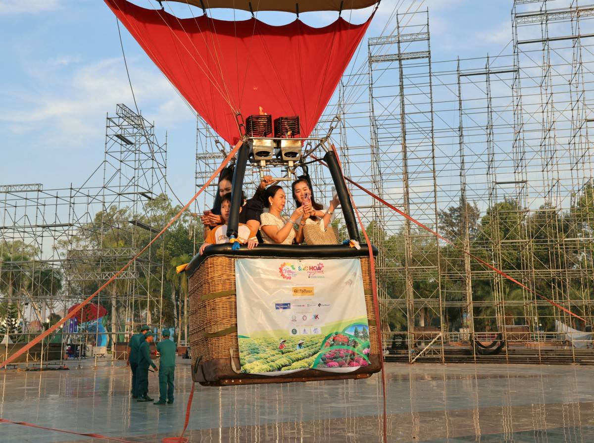 Sa Đéc rực rỡ sắc xuân, khinh khí cầu bay rợp trời thu hút du khách