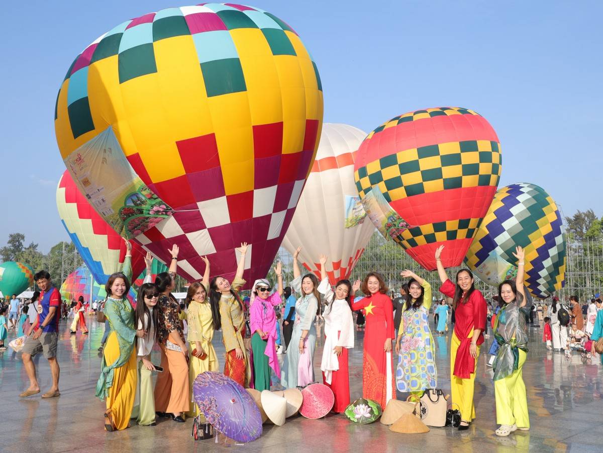 Sa Đéc rực rỡ sắc xuân, khinh khí cầu bay rợp trời thu hút du khách