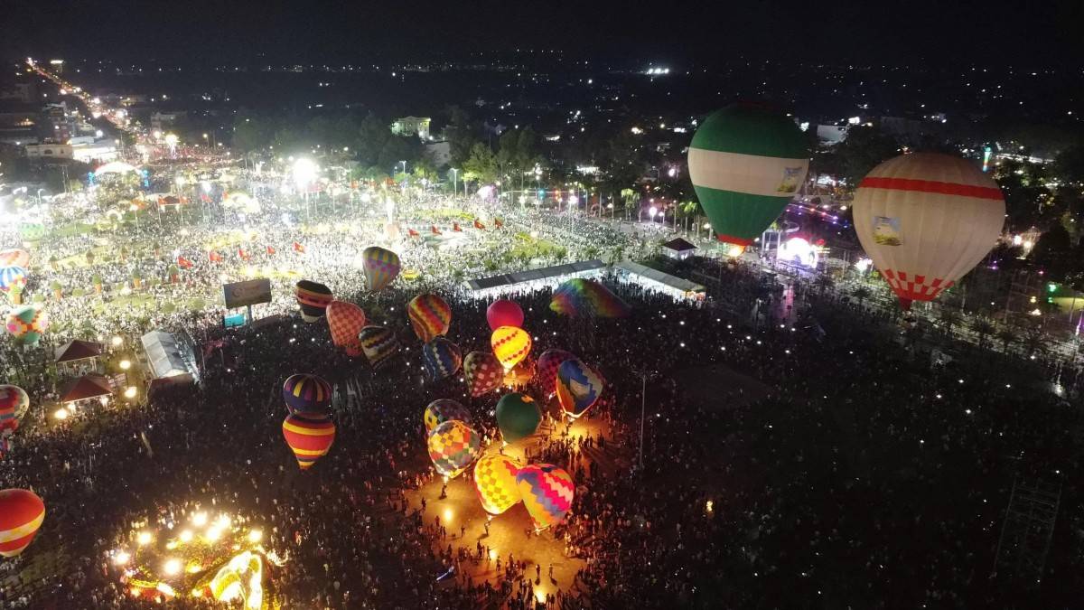 Sa Đéc rực rỡ sắc xuân, khinh khí cầu bay rợp trời thu hút du khách
