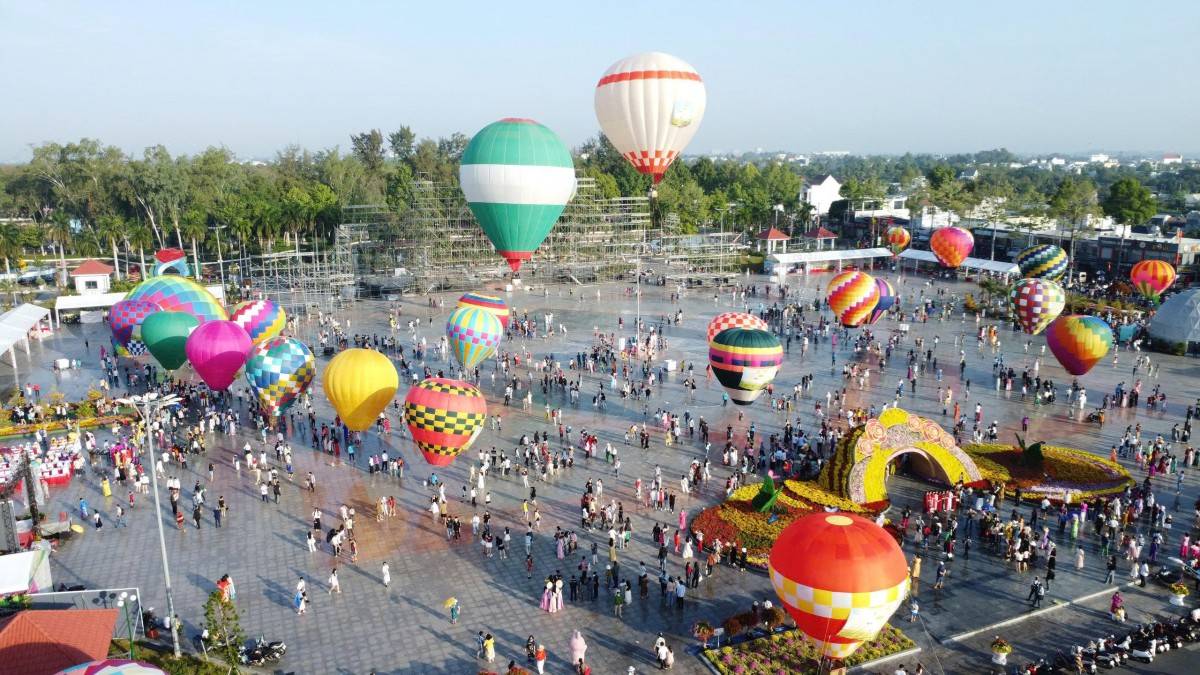 Kinh khí cầu bay rợp bầu trời Sa Đéc