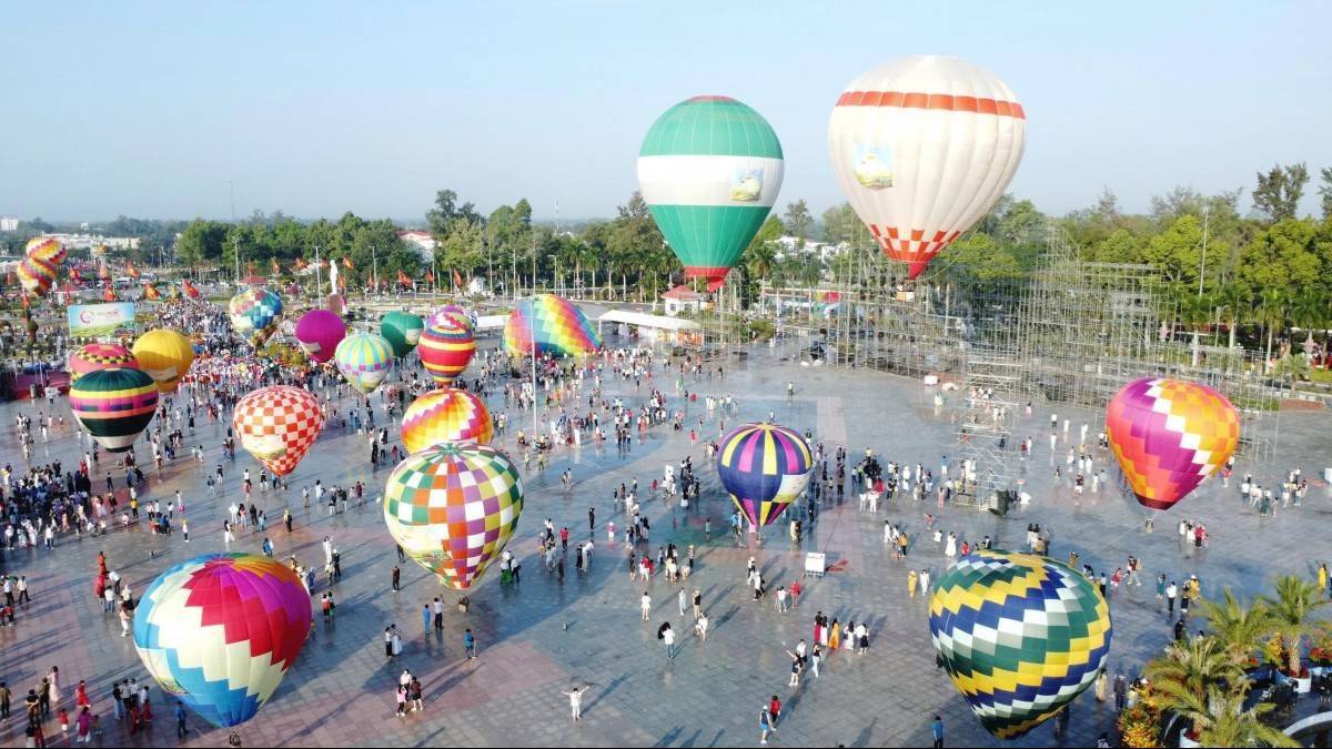 Sa Đéc rực rỡ sắc xuân, khinh khí cầu bay rợp trời thu hút du khách