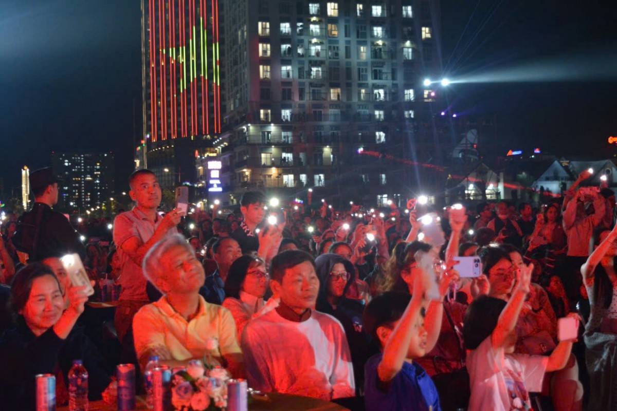 Hàng ngàn du khách đổ về Tháp Tam thắng cùng thưởng thức đêm nghệ thuật mãn nhãn. Ảnh- Bích Liên