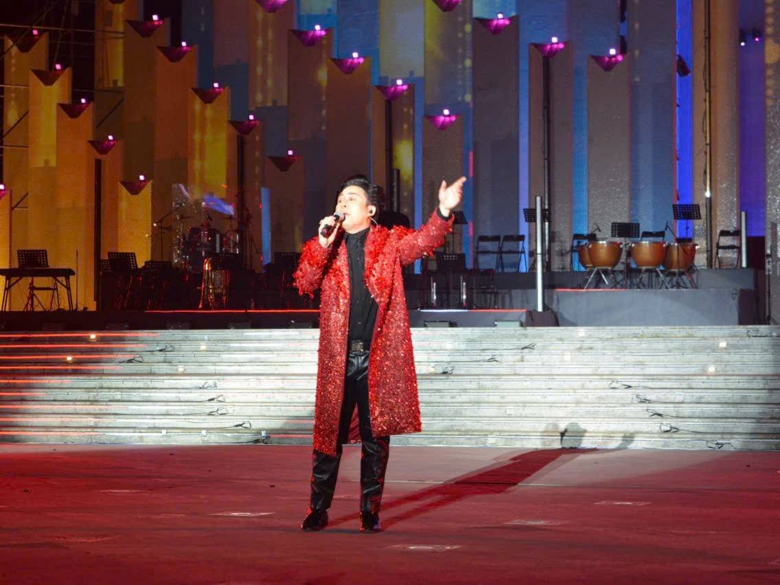 Ca sĩ Tùng Dương làm bùng nổ sân khấu với nhứng ca khúc đầy ấn tượng. Ảnh- Bích Liên
