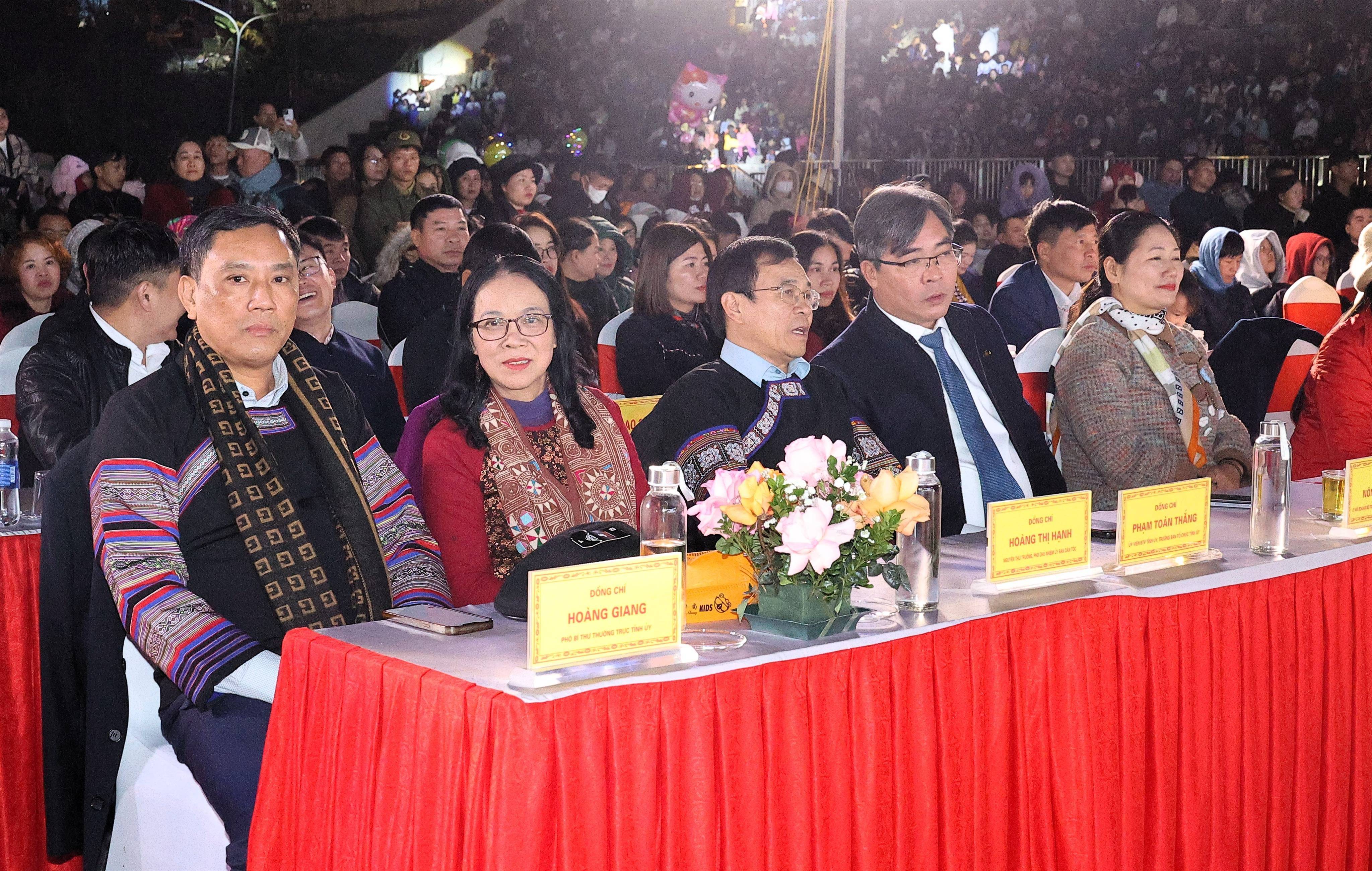 Khèn Mông ngân vang, sắc hoa Tớ Dày thắm rực ngày hội Mù Cang Chải 2026