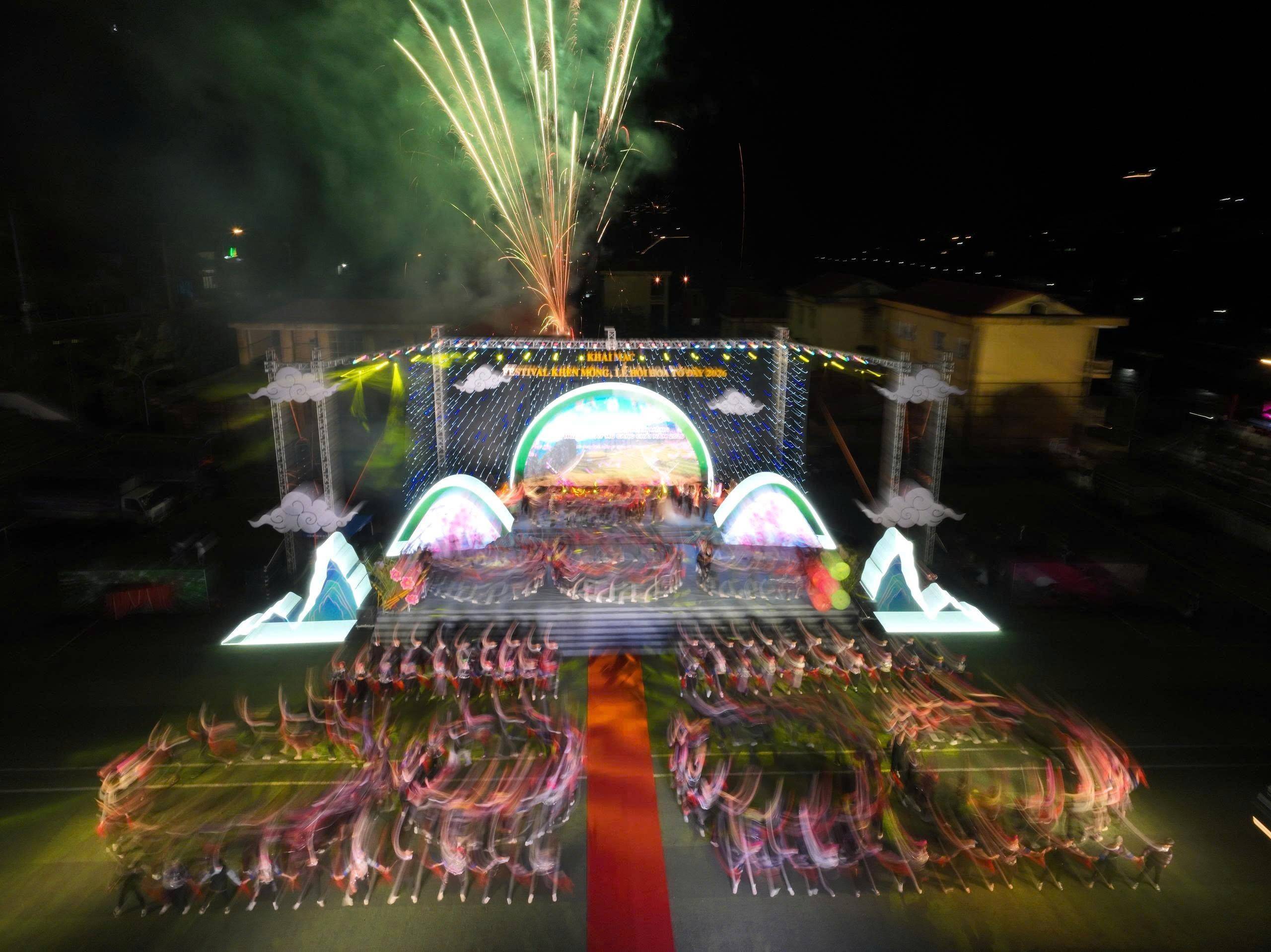 Khèn Mông ngân vang, sắc hoa Tớ Dày thắm rực ngày hội Mù Cang Chải 2026