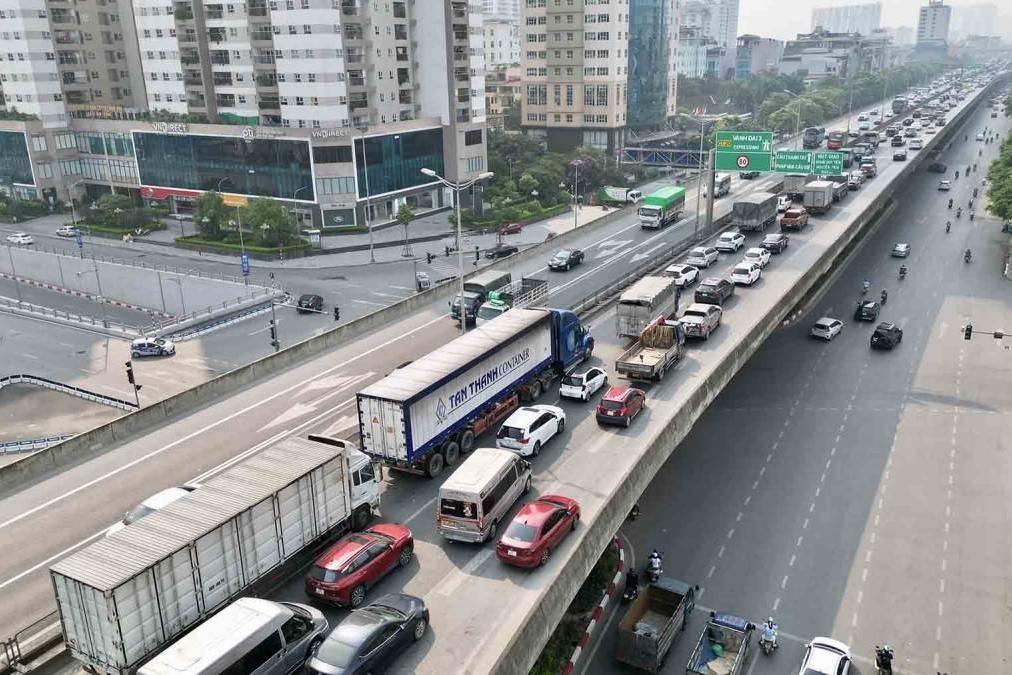 Hà Nội tạm cấm xe tải trên 10 tấn lưu thông Vành đai 3 trên cao để giảm ùn tắc