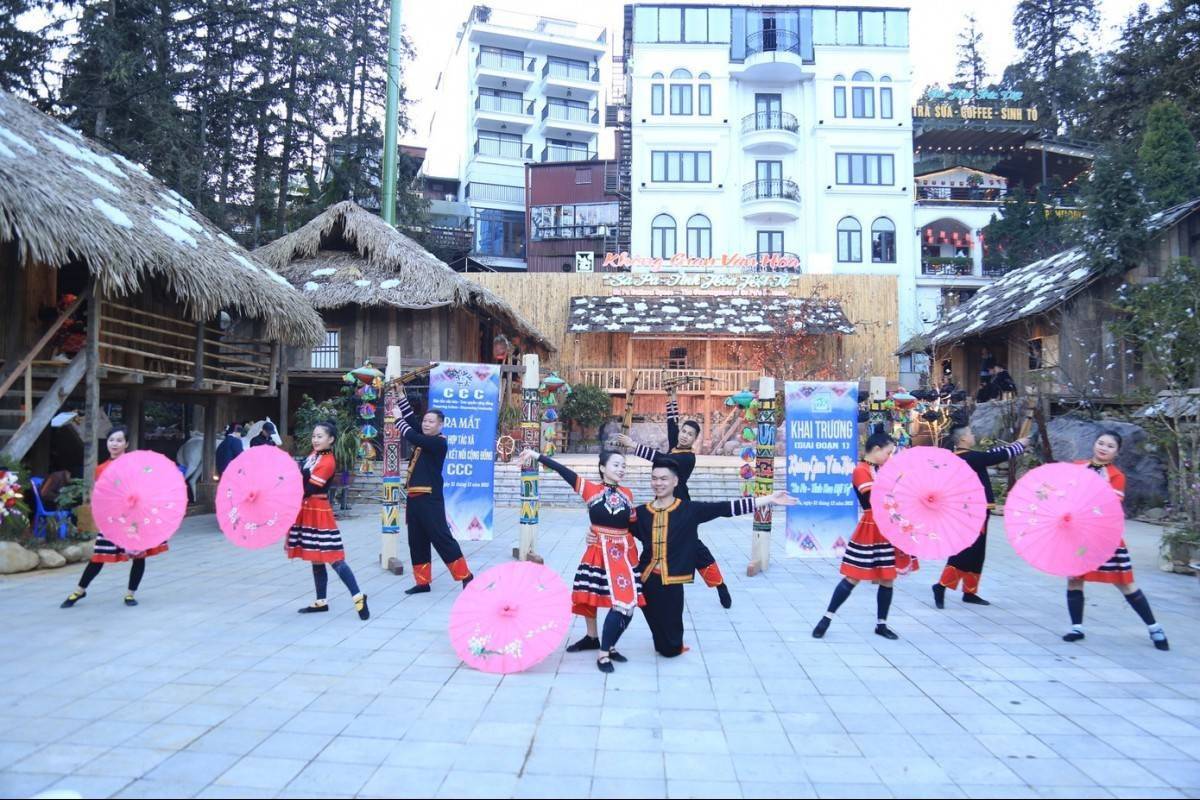 Sa Pa sôi động đêm cuối năm, thu hút hàng chục nghìn du khách