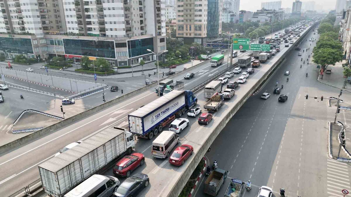 Hà Nội tạm cấm xe tải trên 10 tấn lưu thông Vành đai 3 trên cao để giảm ùn tắc