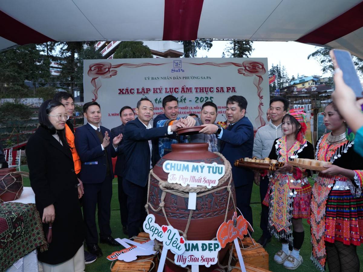 Sa Pa sôi động đêm cuối năm, thu hút hàng chục nghìn du khách