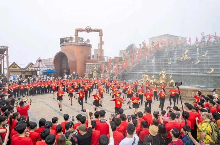 năm 2025 lượng khách du lịch và doanh thu du lịch tiếp tục tăng trưởng ấn tượng, nhất là các thị trường khách quốc tế phục hồi mạnh mẽ: thành phố phục vụ hơn 17,3 triệu lượt khách lưu trú,