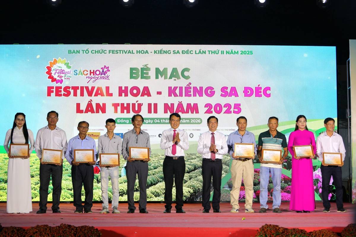 Ban Tổ chức vinh danh và trao giải cho các cá nhân đạt thành tích xuất sắc tại các hội thi trong khuôn khổ lễ hội.