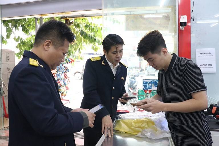 Cán bộ thuế Phú Thọ đến từng hộ kinh doanh hướng dẫn chuyễn đổi mô hình từ thuế khoán sang kê khai. (ảnh Thuế Phú Thọ)