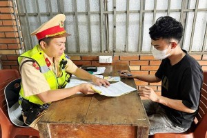 Xử phạt lái xe vượt ẩu trên Quốc lộ 26