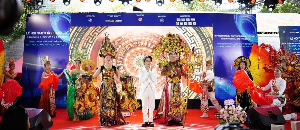 Áo dài dân tộc Việt lộng lẫy, tỏa sáng cùng nghệ thuật Quilling độc bản