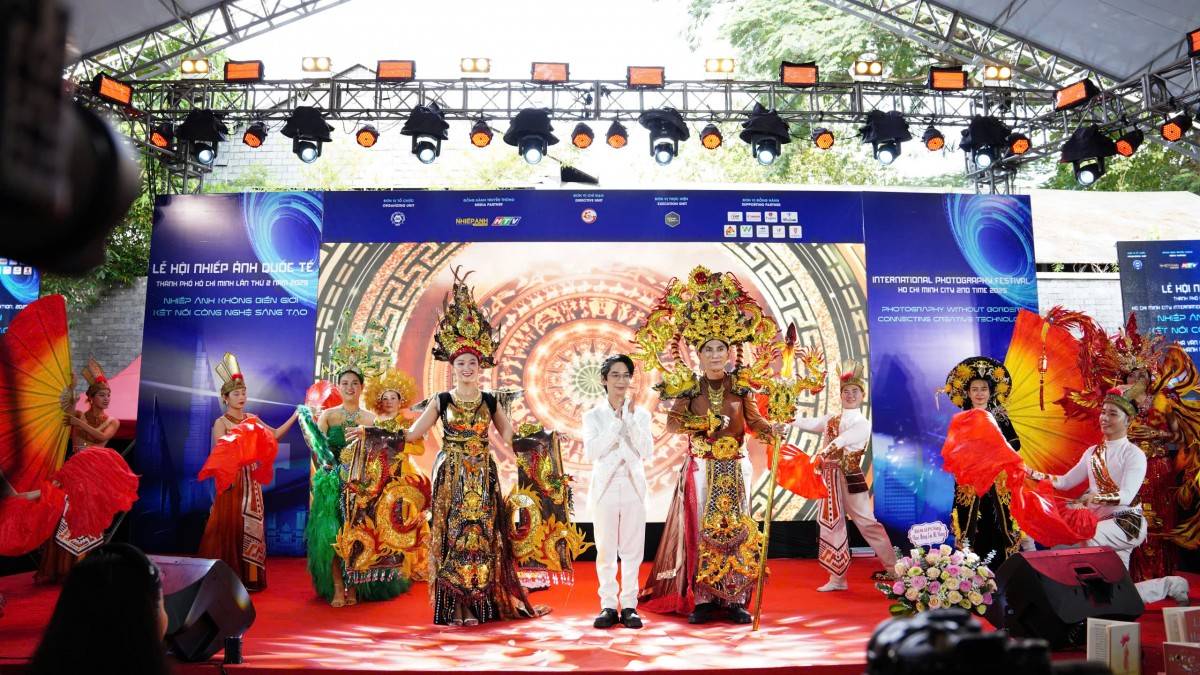 Áo dài dân tộc Việt lộng lẫy, tỏa sáng cùng nghệ thuật Quilling độc bản