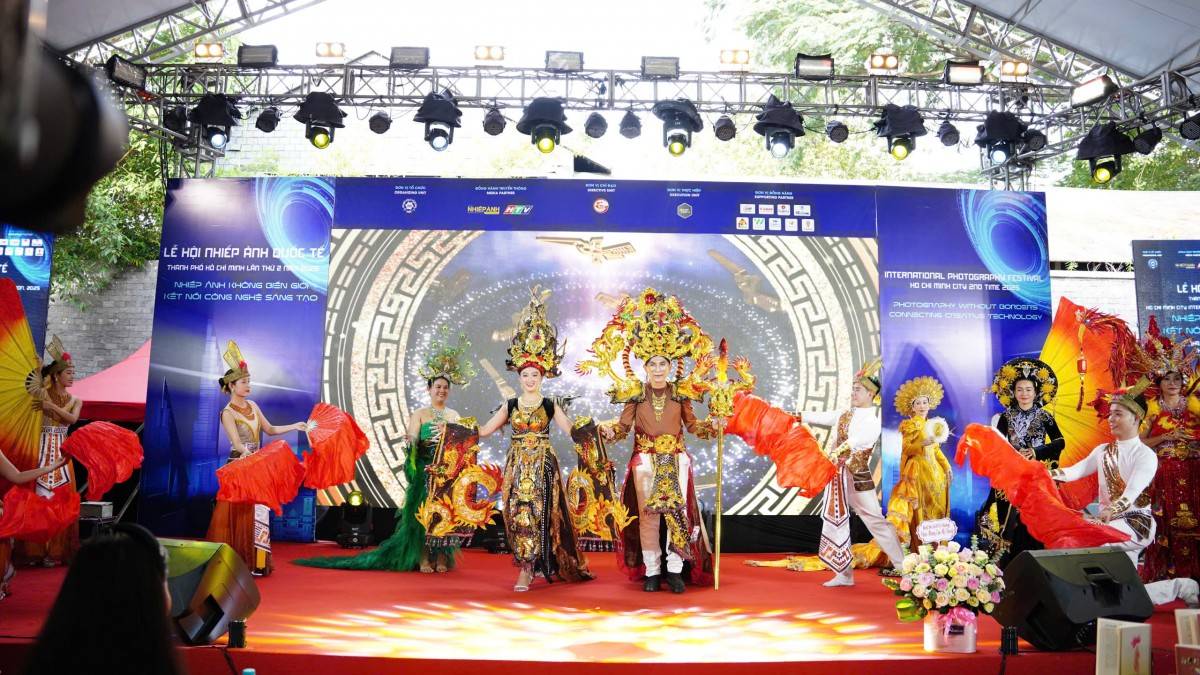 Áo dài dân tộc Việt lộng lẫy, tỏa sáng cùng nghệ thuật Quilling độc bản