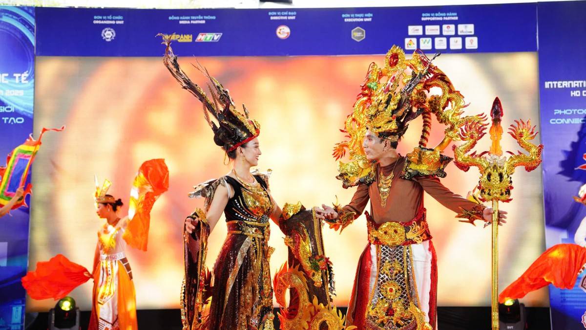 Áo dài dân tộc Việt lộng lẫy, tỏa sáng cùng nghệ thuật Quilling độc bản