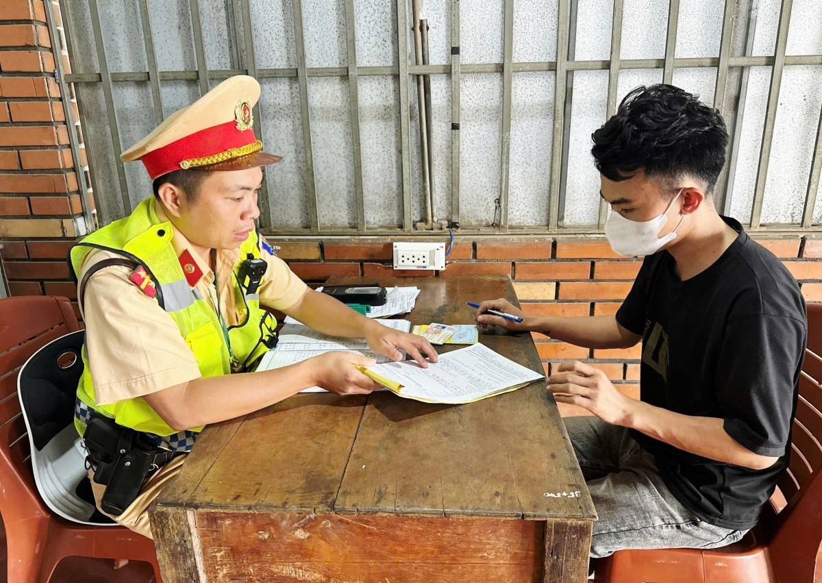 Cán bộ CSGT chỉ rõ hành vi vi phạm của ông Hiếu trước khi xử phạt vi phạm hành chính về lĩnh vực Giao thông đường bộ.  