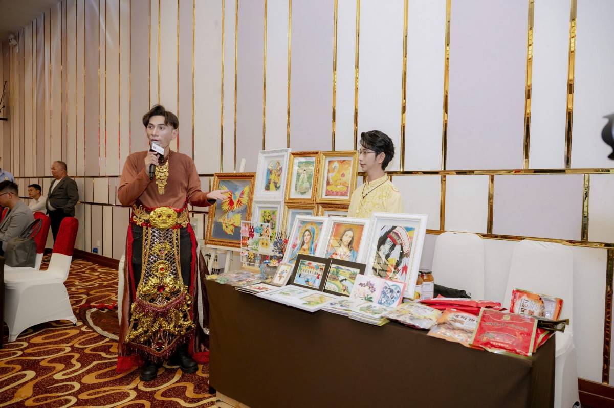 Áo dài dân tộc Việt lộng lẫy, tỏa sáng cùng nghệ thuật Quilling độc bản