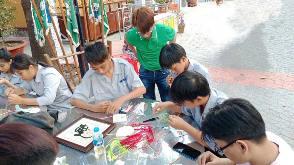 Áo dài dân tộc Việt lộng lẫy, tỏa sáng cùng nghệ thuật Quilling độc bản